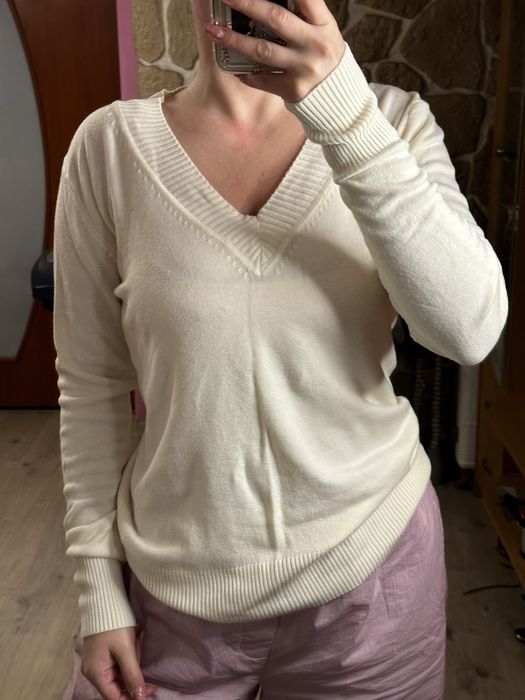 Kremowy sweter z dekoltem w serek 38 M
