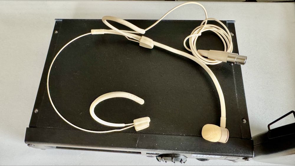 Shure ULXP з бодіпаком та головною гарнітурою, Shure ULX4, ULX1