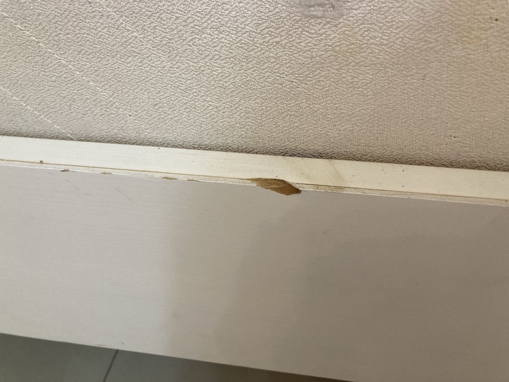 Białe łóżko z litego drewna w dobrym stanie