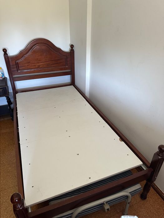 Cama Solteiro em madeira maciça- Usada