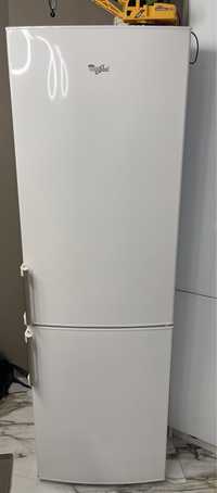 Холодильник Whirpool в рабочем состоянии