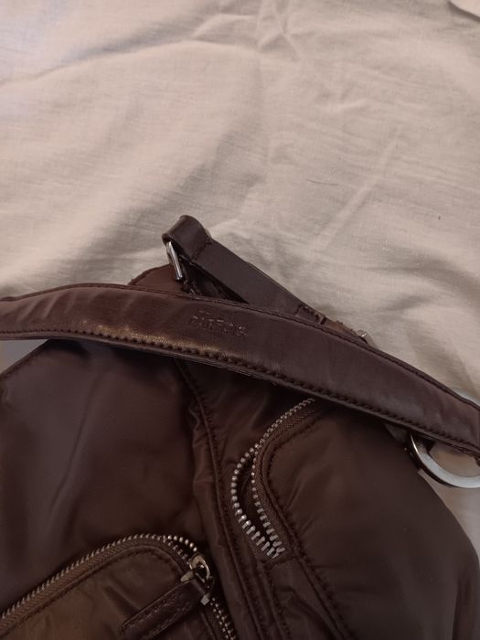 Mala em tecido impermeavel e pele sintetica ,marca parfois .