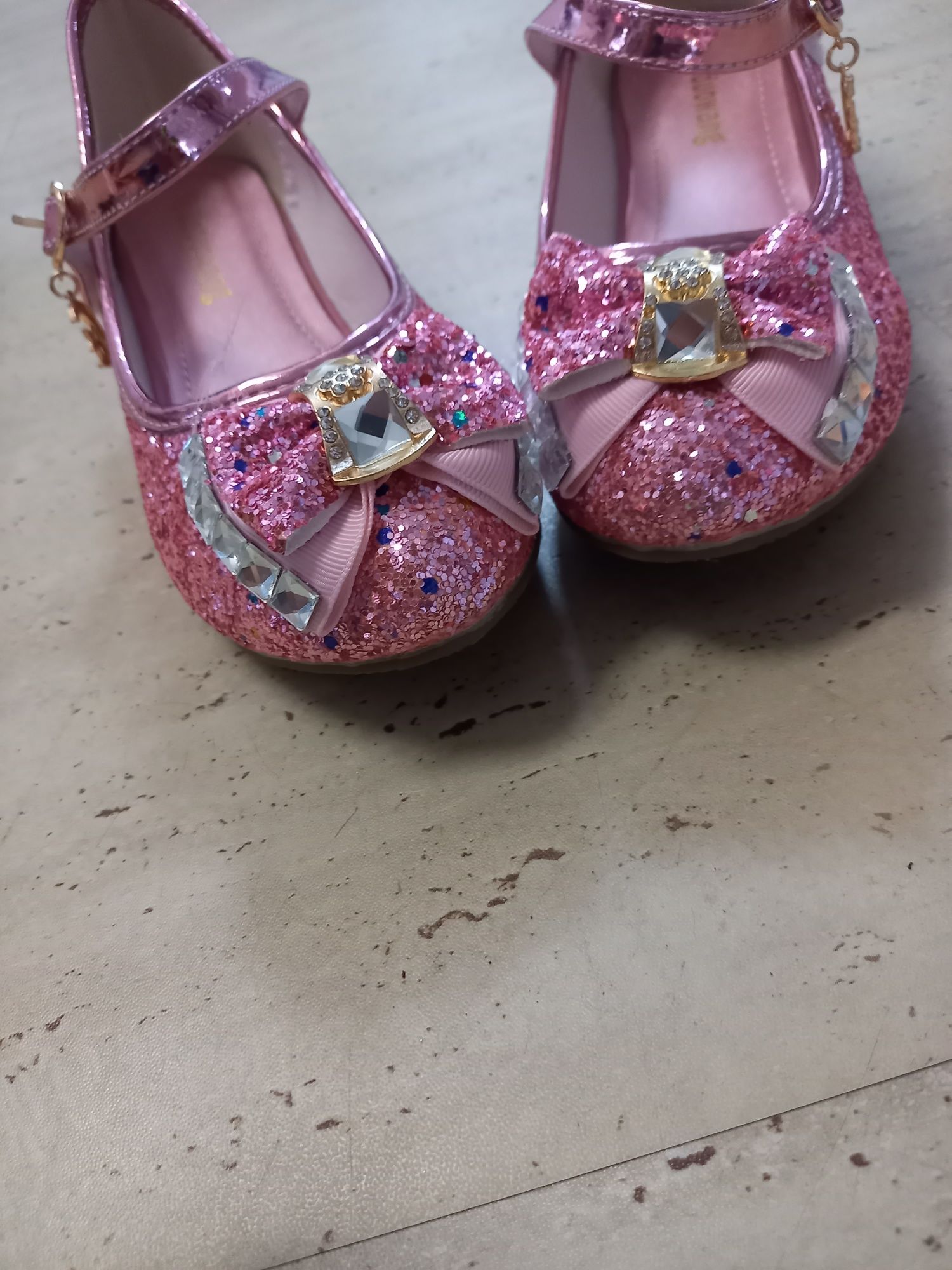 Rozowe buty dla dziewczynki r. 36