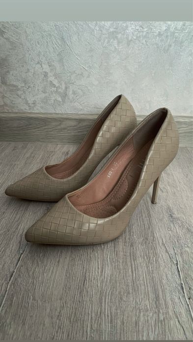 Продам вживані туфлі у хорошому стані за вігідною ціною. Колір бежевий