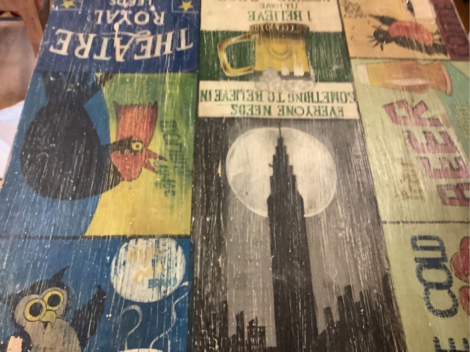 Mesa  de madeira maciça e bancos da loja kare