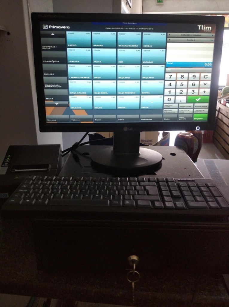 Computador com programa de faturação