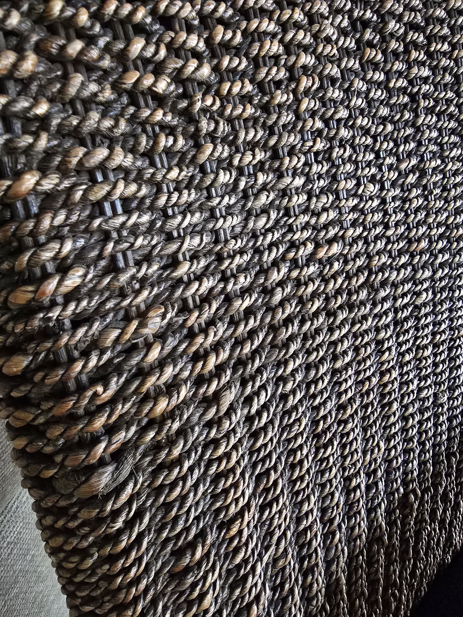 Mesa oval de jantar de madeira maciça Nogueira  (não extensível).