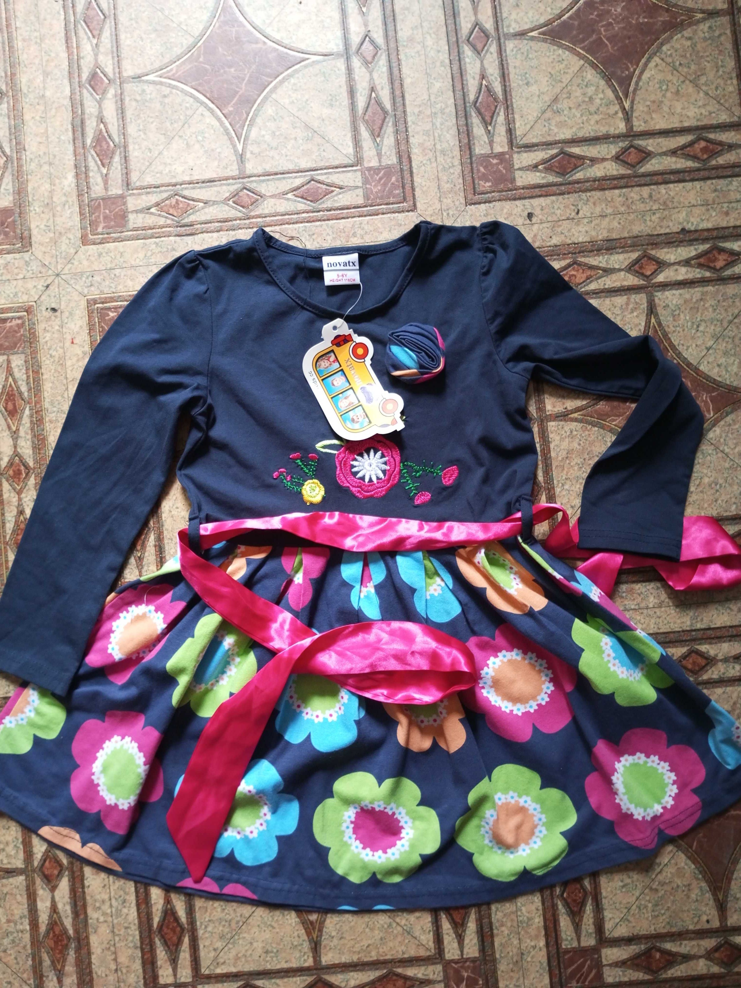 Новое брендовое платье на девочку около 4-5лет.+ носки + игра домино.