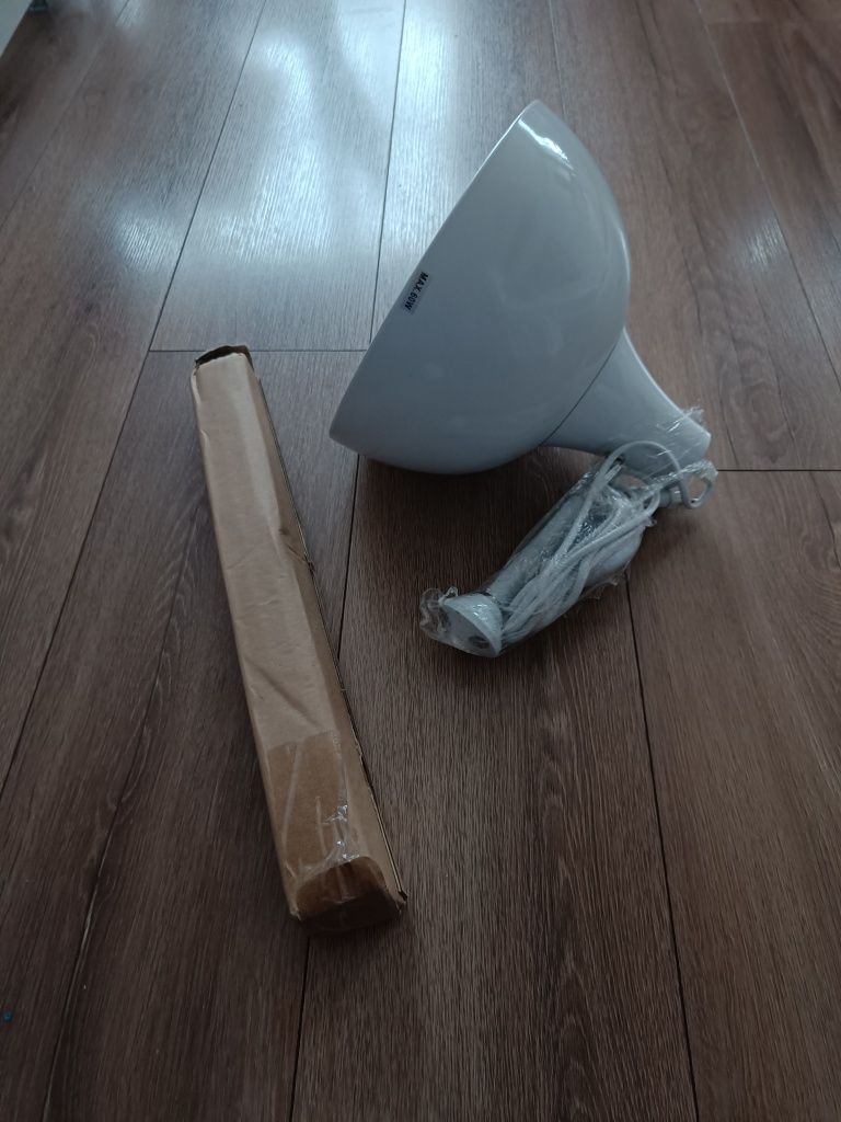 Biała lampa w stanie idealnym