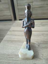 Posąg egipski z brązu, marmurowa podstawa. Król Tutanchamon.