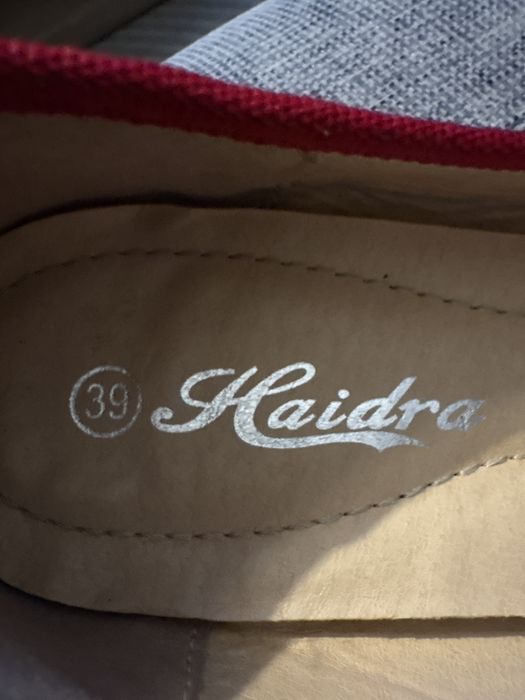 Balerinki z miękką wyściółką wewnątrz.