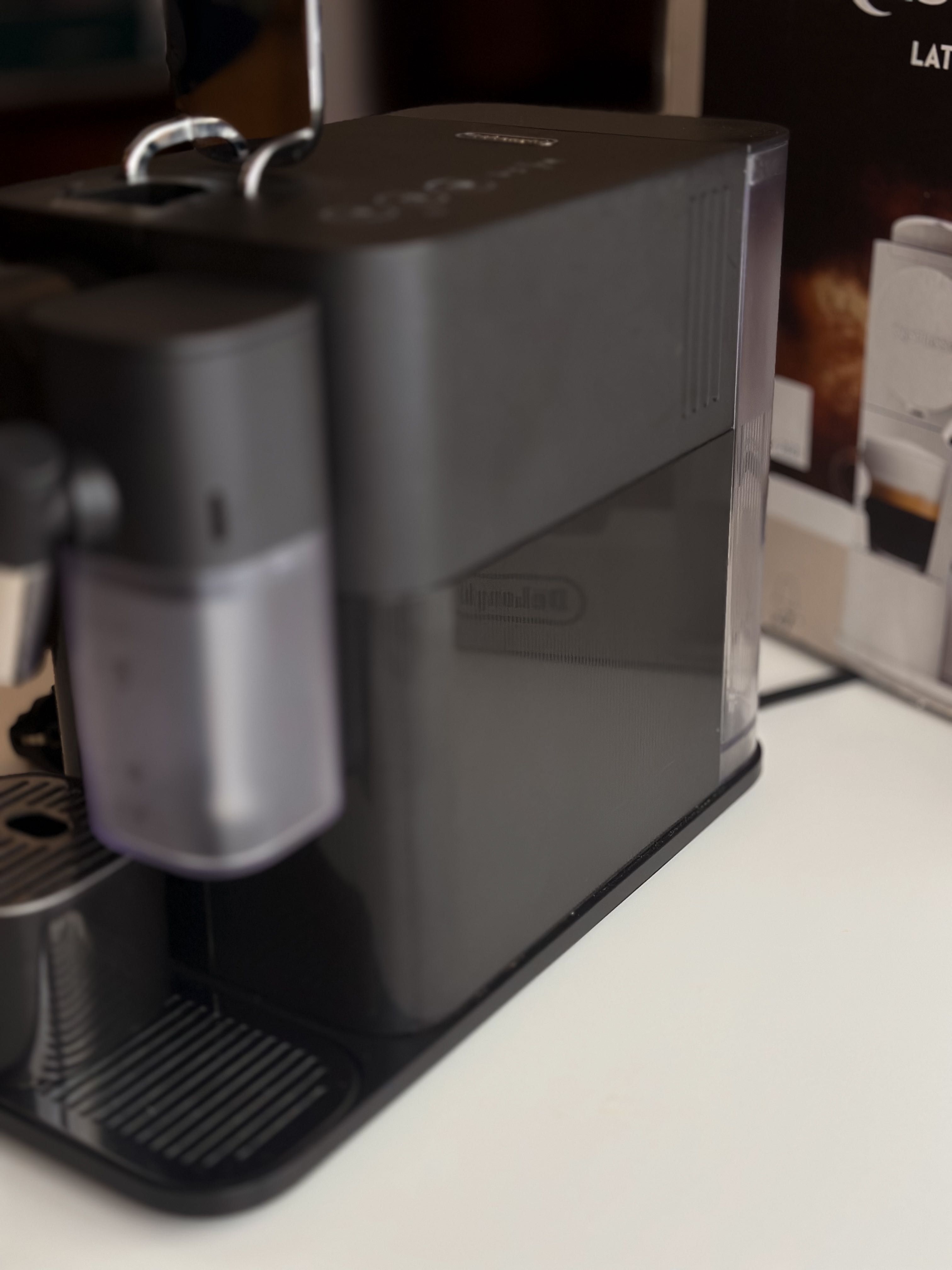 Máquina de café Nespresso Latissima One Delonghi Preta + acessórios