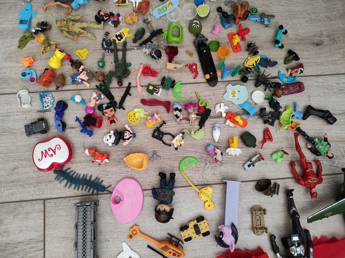 Детальки от игрушек Киндер сюрприз и разное