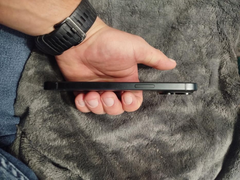 Iphone 15 delikatnie pekniety