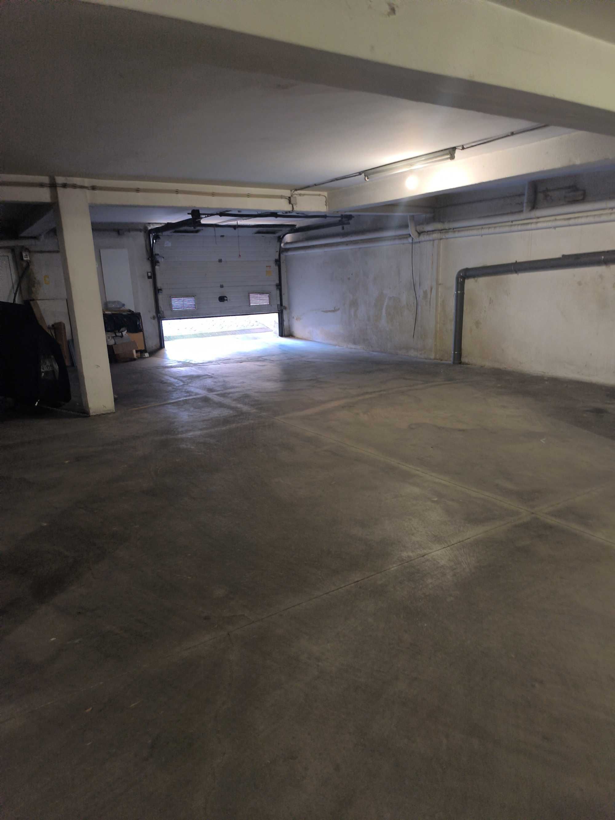 Alcanena-Loja com 50m2 com WC e Garagem- arrenda 285€/mes