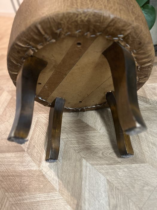 Pufa, stolek ba 4 nozkach