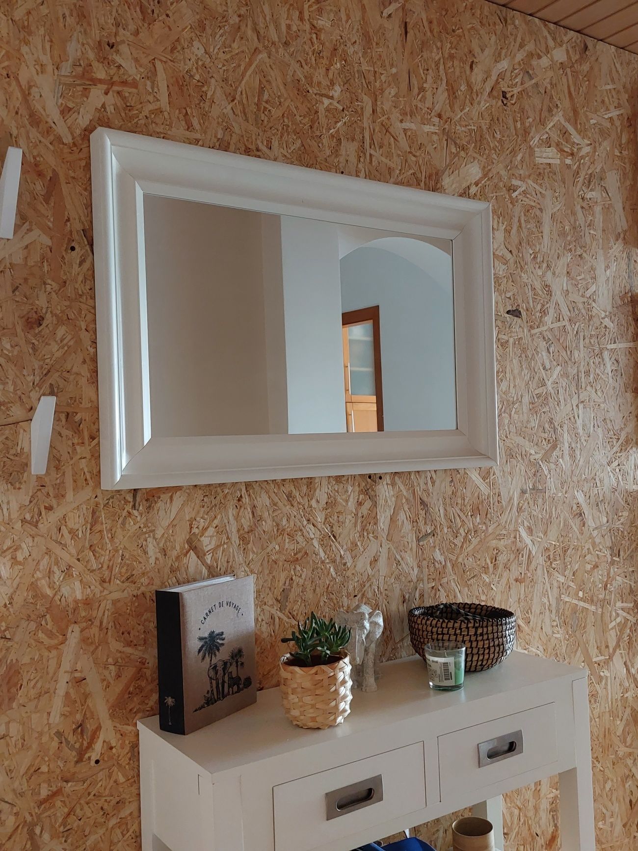 Consola e espelho brancos em madeira