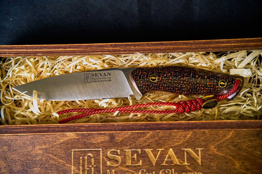 Ніж ручної роботи  із топової американьської сталі CPM MagnaCut