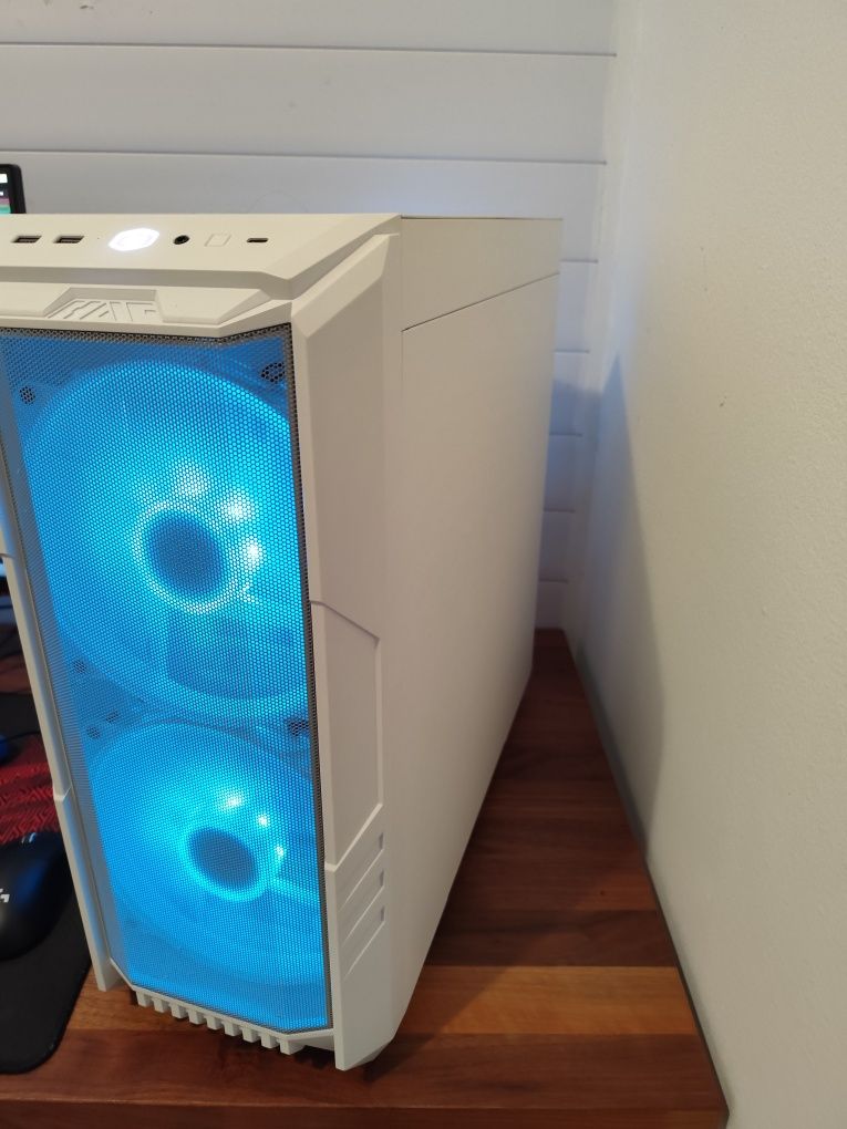 Computador completo pronto para uso.