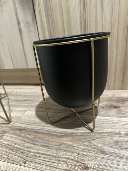 Dwie metalowe osłonki doniczki na stojakach styl loft