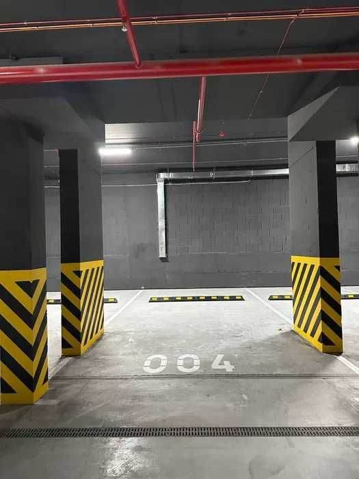 Продаж паркоміся в центрі Івано-Франківська Family Plaza