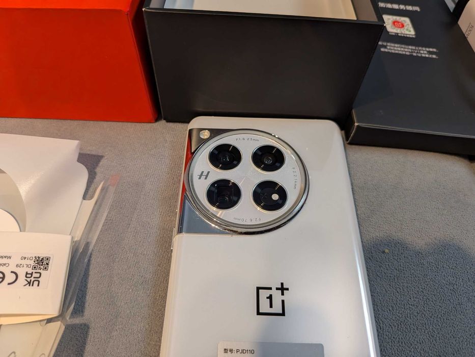 OnePlus 12 16 GB / 512 GB 5G smartfon biały + 4 pokrowce