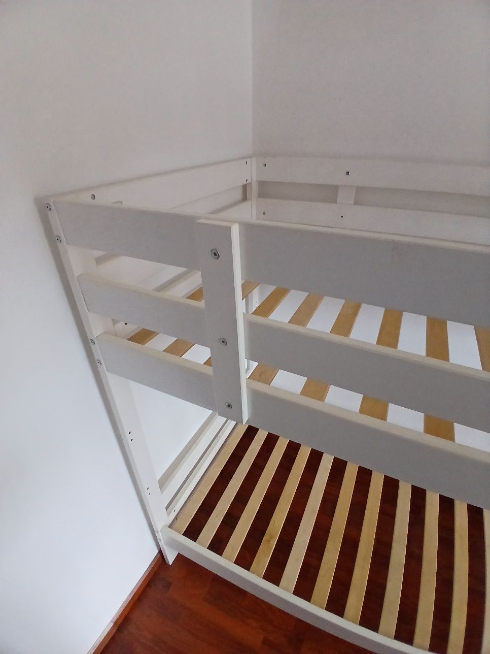 Cama dupla. 200 euros, manda messagens si querem falar do preço.