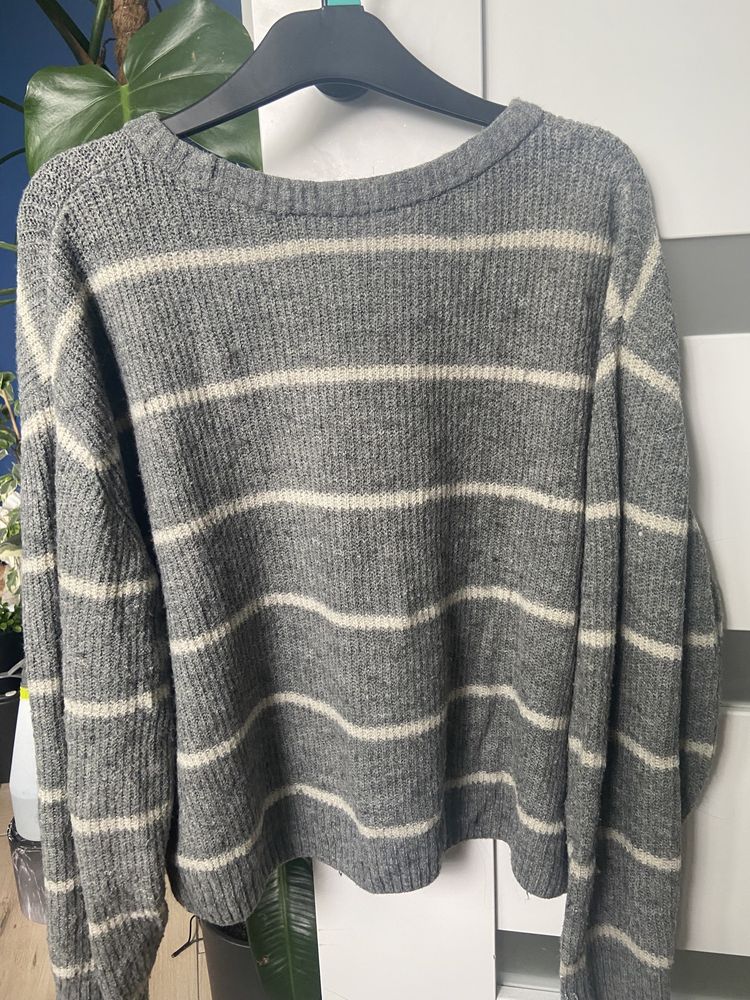 Sweter w paski szaro-białe