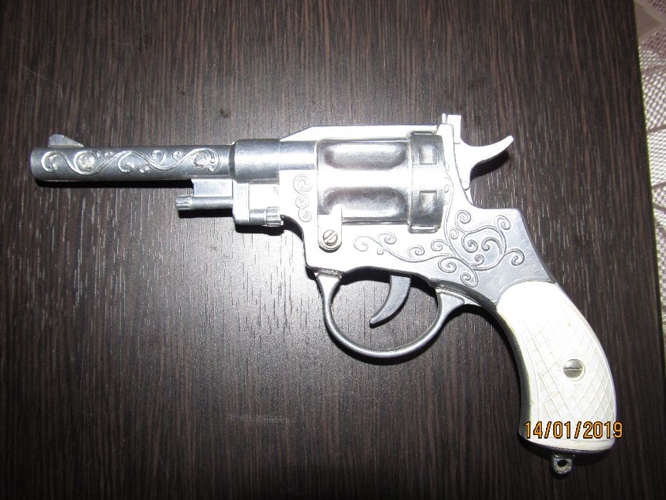 детский револьвер.