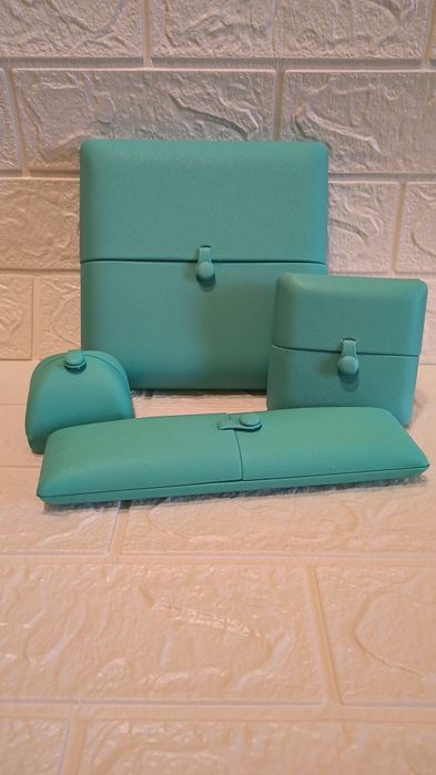 Жёсткая упаковка для ювелирных изделий.