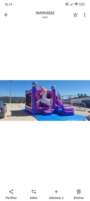 Insuflável unicórnio e homem aranha