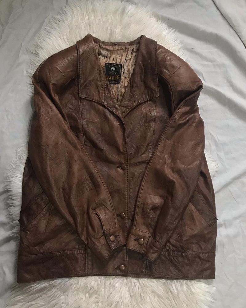 Blusão / Casaco Vintage de pele com bolsos e ombreiras