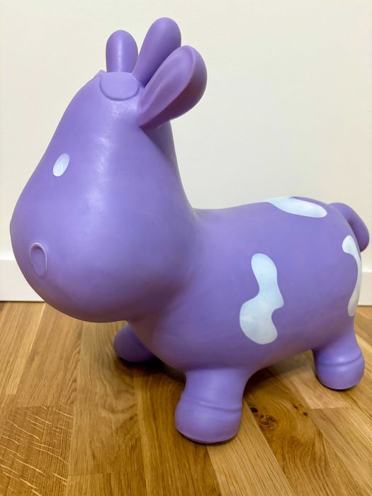 Skoczek gumowy fioletowa krówka – zabawka do skakania