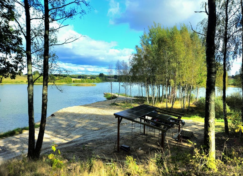 Działka z linią brzegową oraz częścią jeziora