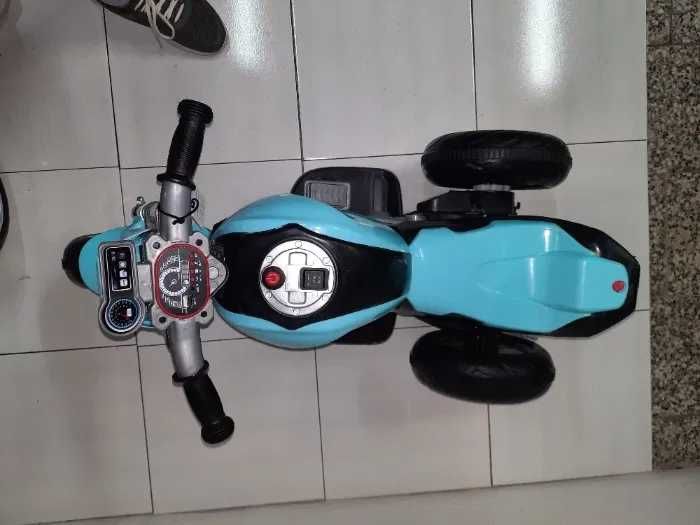 Motor na akumulator ( czerwony, niebieski ) 6V4,5 A
