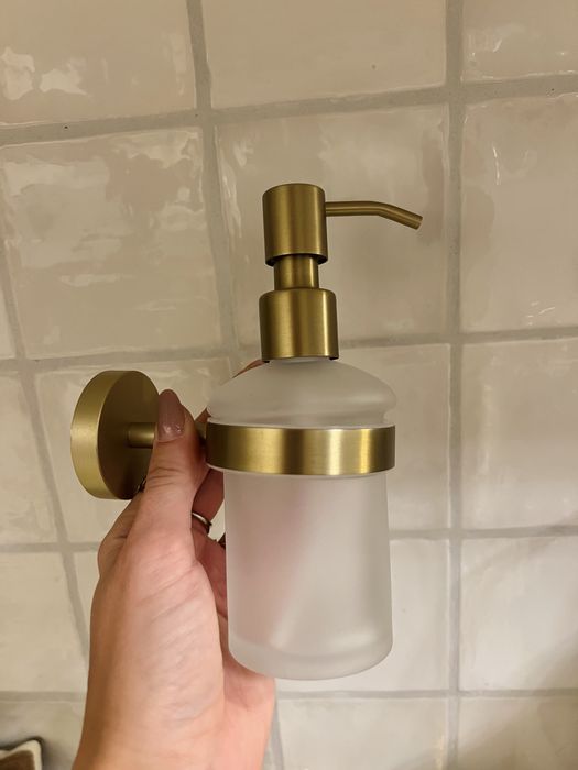 Dozownik na mydlo szczotkowane zloto nowy na ścianę ścienny