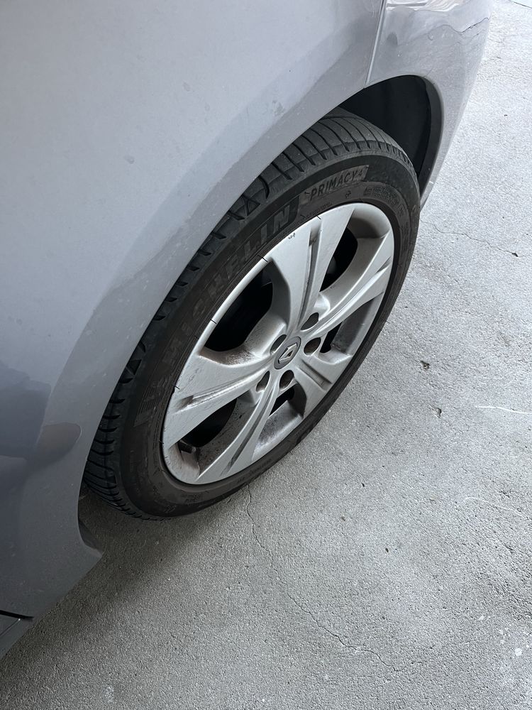 Carrinha em muito bom estado de conservação: pintura, pneus, motor.