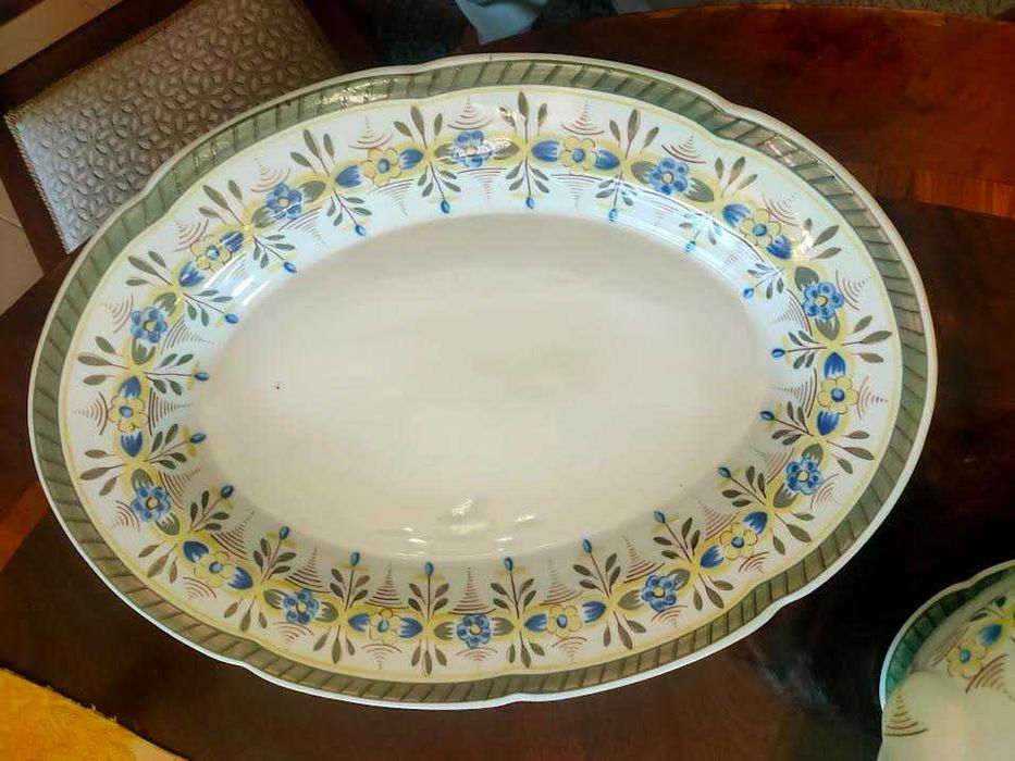 Terrina com prato motivo colorido da louça de Viana do Castelo
