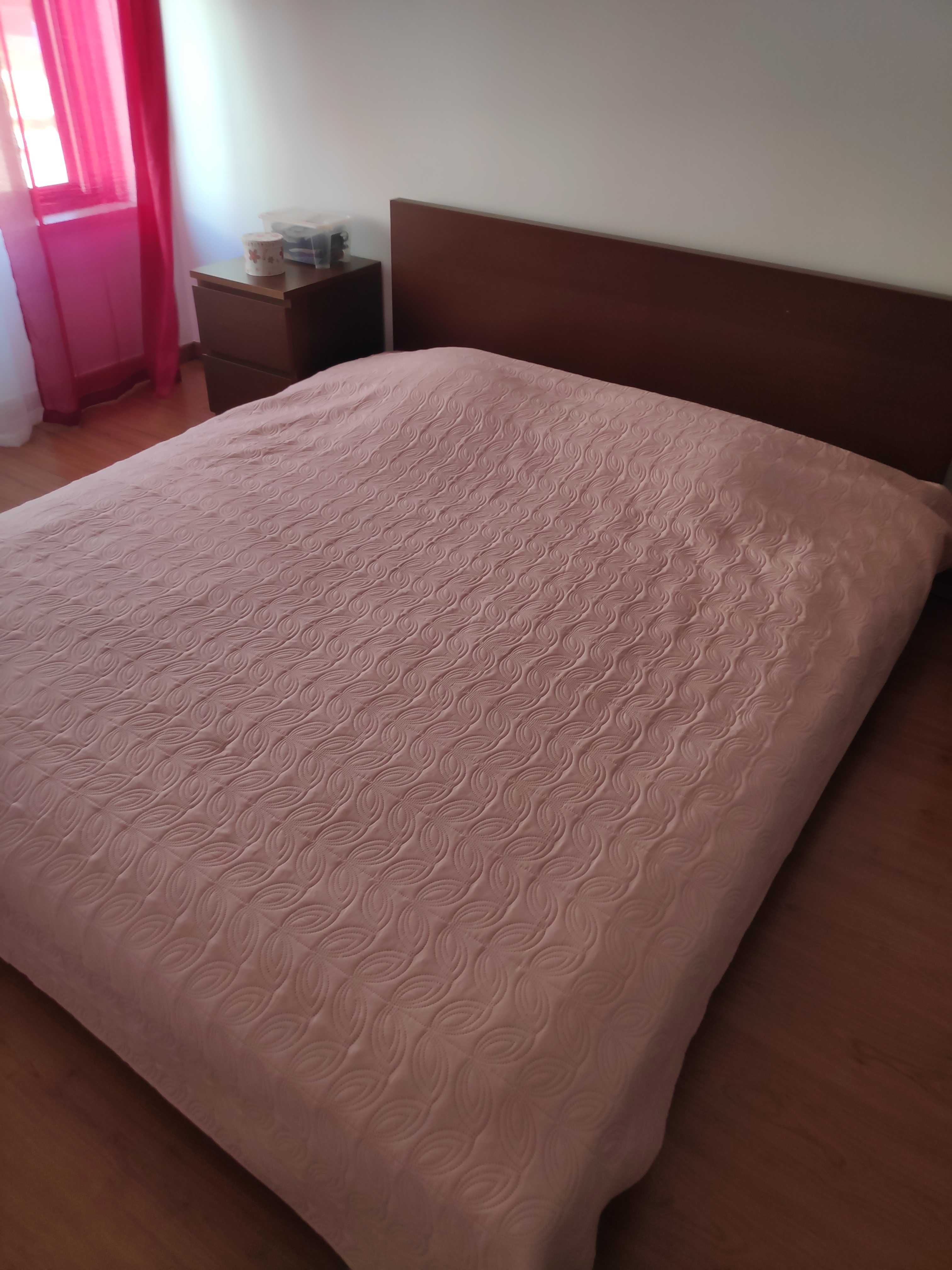 Cama IKEA com estrado de ripas
