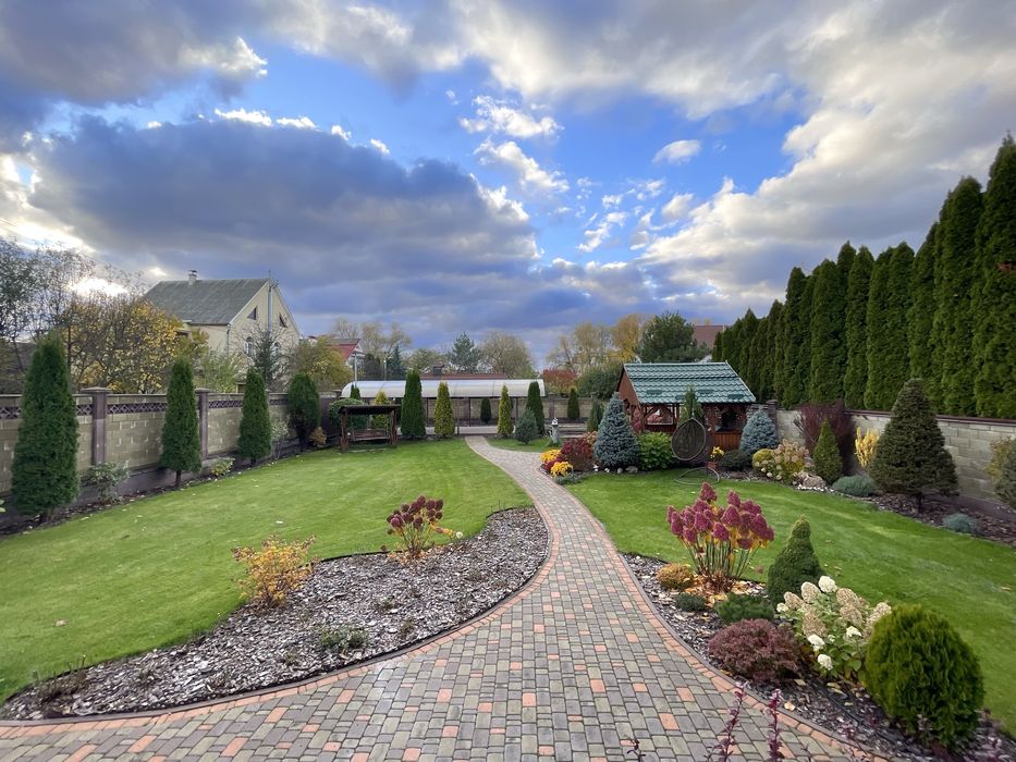 Надійність, тепло, укриття — дім для спокійного життя у Києві