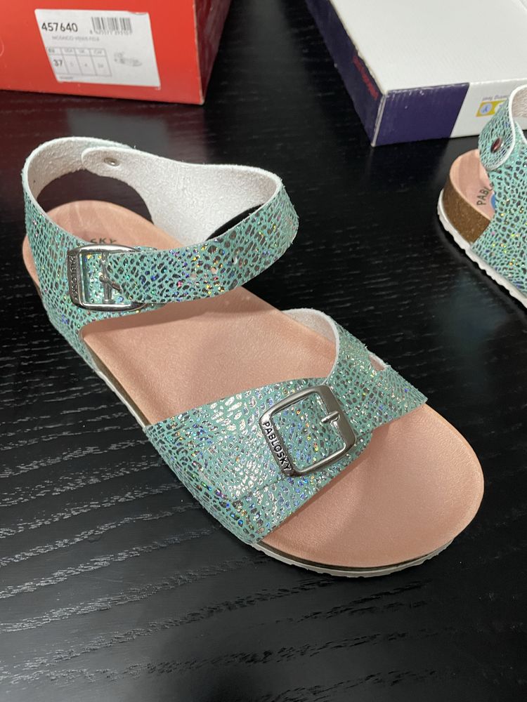 2 pares Sandalias NOVAS com CAIXA