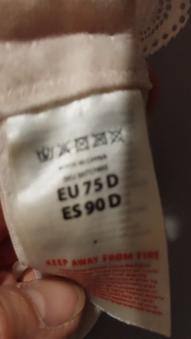 Śliczny, delikatny biustonosz 75D