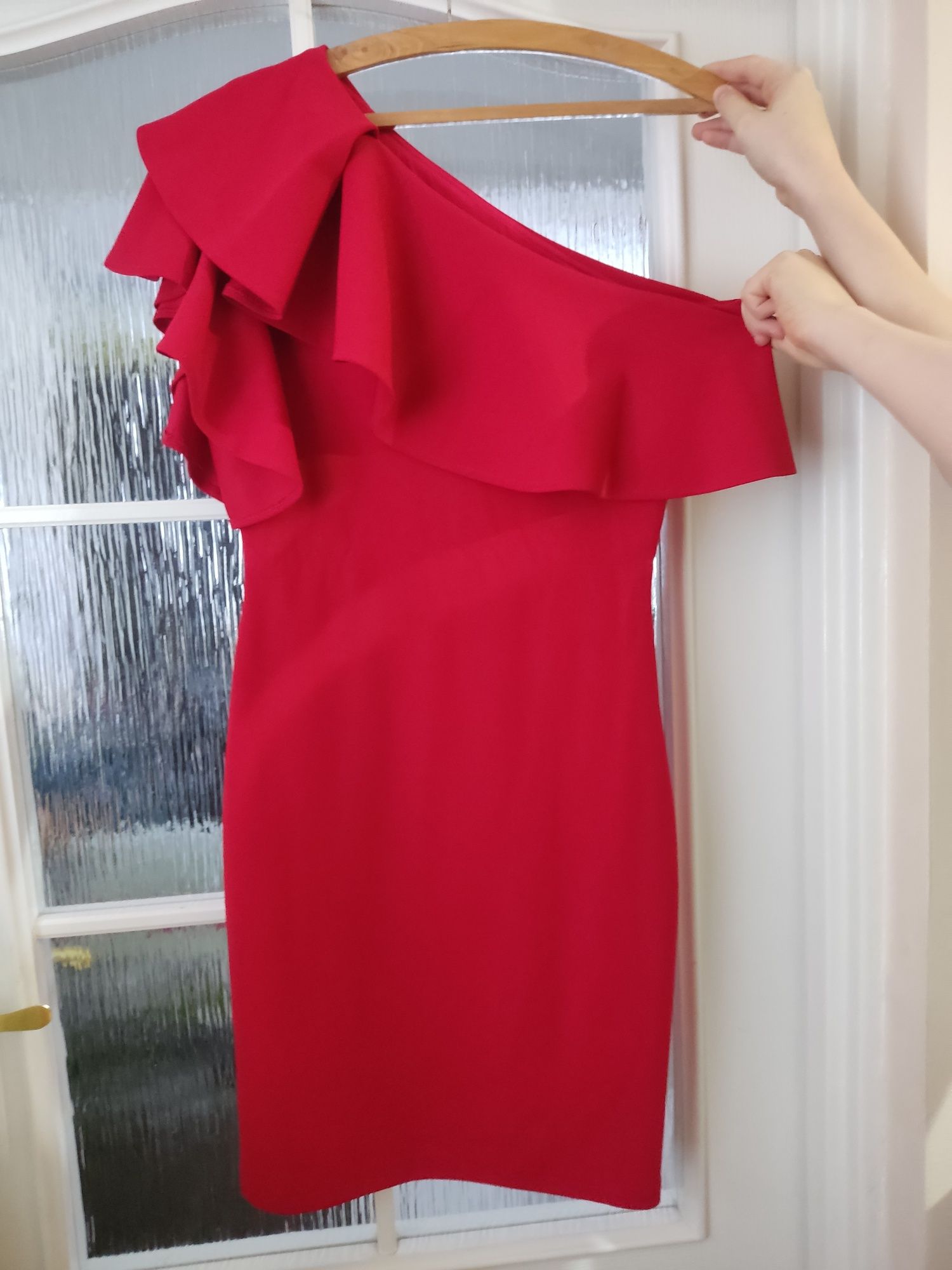 Przepiękna czerwona sukienka na 1 ramię