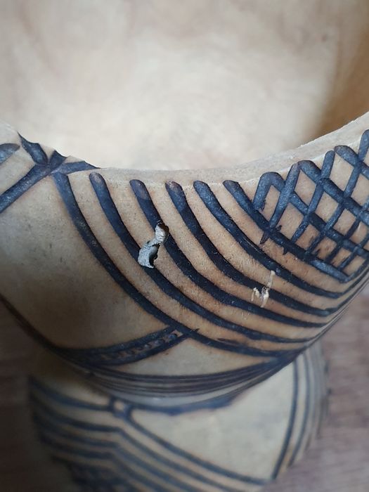 Pote de Madeira com Padrão Étnico Origem Angola