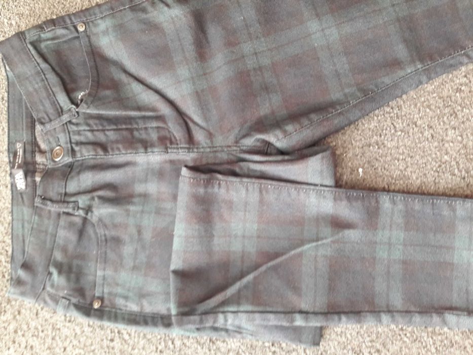 Spodnie chłopięce rozm 29 i 30 firmy Zara.