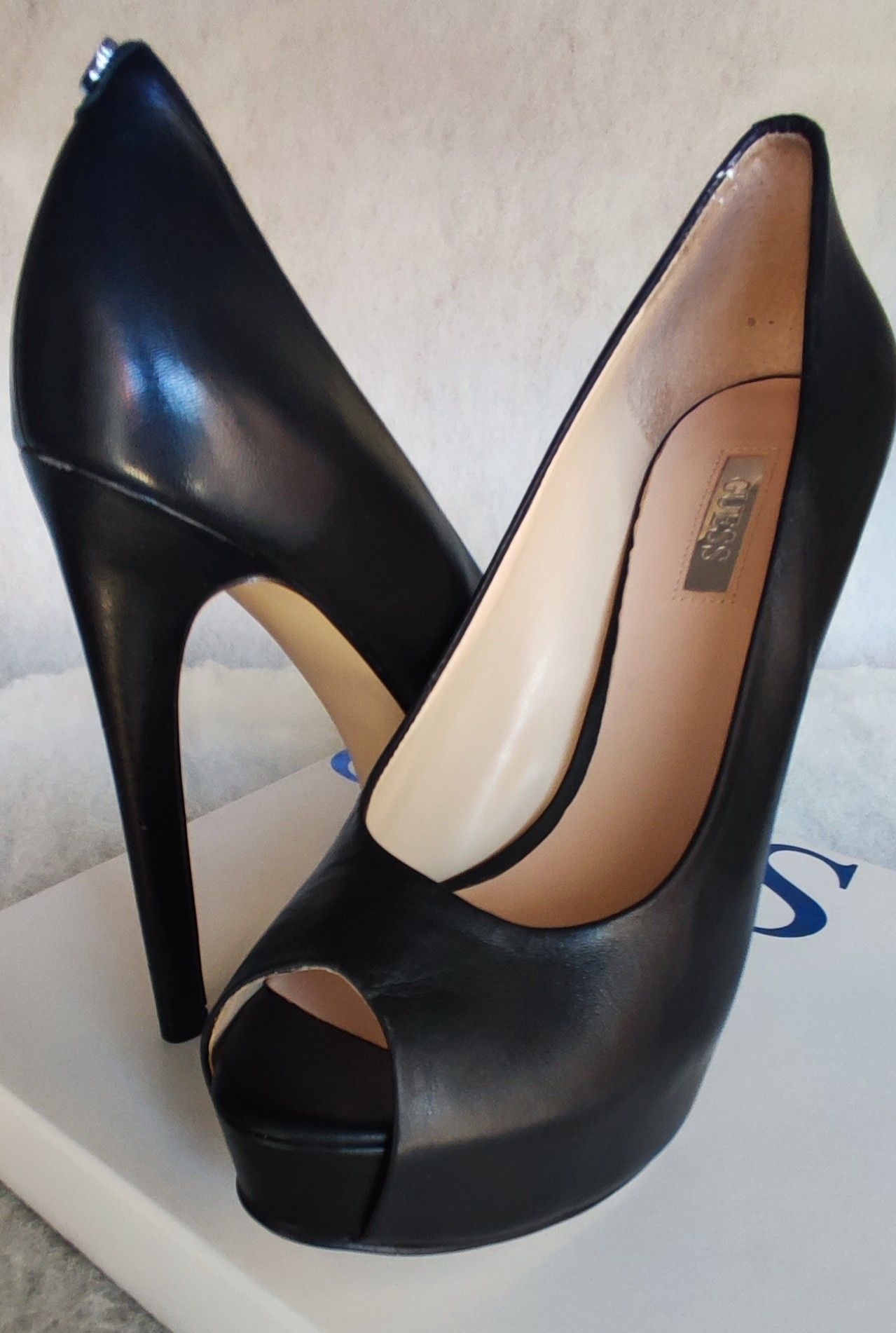 Sapatos de salto alto da Guess t-38
