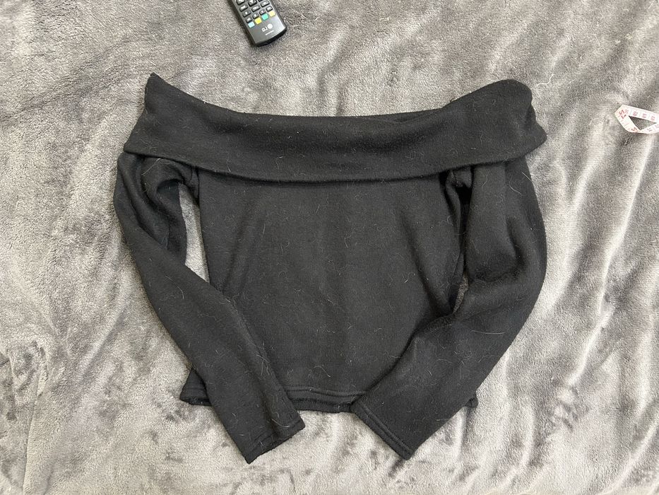 Тепла кофта зі спущеними плечима