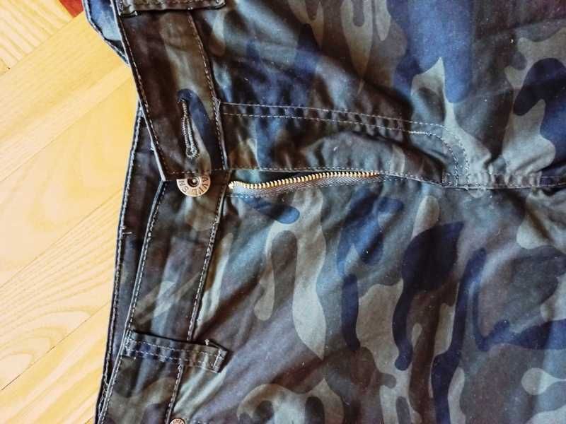 Męskie spodenki krótkie moro , capri rozmiar L z metki 35