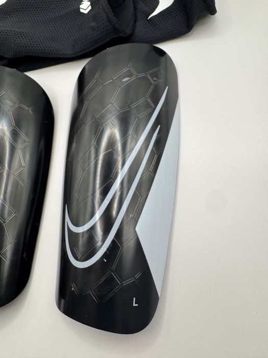 Ochraniacze goleni Nike Mercurial Lite - czarno-białe rozmiar S