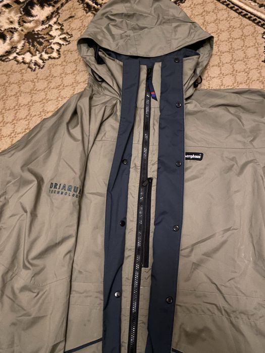 ветровка berghaus driaqua technology темно знленого кольору